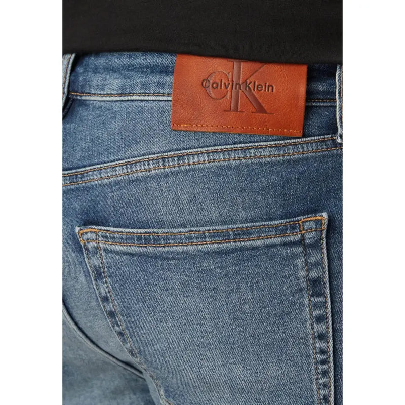 Rückansicht einer blauen Stretch-Jeans von Calvin Klein mit braunem Leder-Markenpatch am Bund aus Baumwollmischgewebe