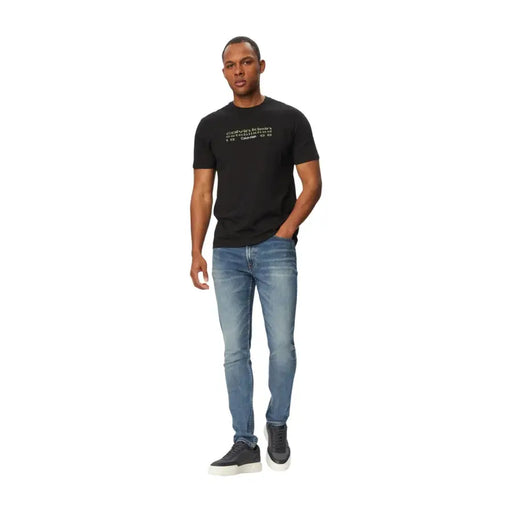 Schwarz Calvin Klein t-shirt mit weißem Textlogo, kombiniert mit blauen Stretch-Denim-Jeans aus Baumwollmischgewebe für Herren