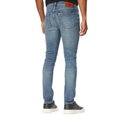 Rückansicht einer schmal geschnittenen, blauen Stretch-Jeans von Calvin Klein mit verwaschenem Look und braunem Leder-Markenpatch.