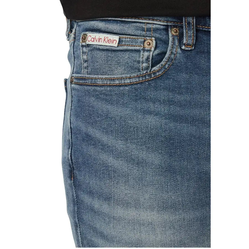 Rückseite von blau Calvin Klein Herren-Stretch-Jeans aus Baumwollmischgewebe mit weißem Markenetikett