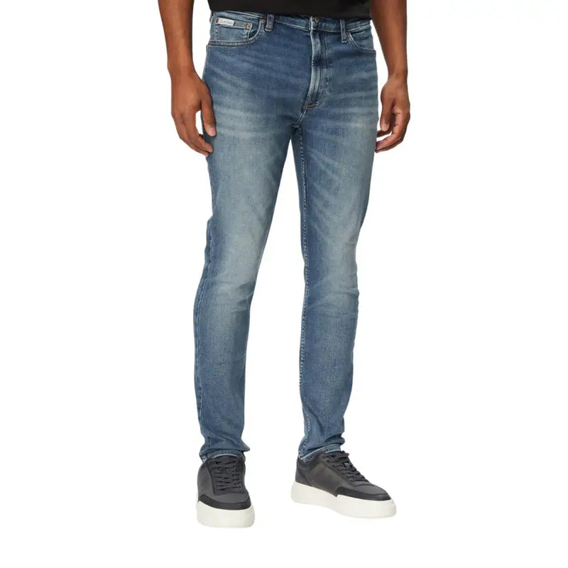 Rückansicht von Calvin Klein Jeans Blaue Herren-Stretchjeans in schmaler Passform mit verwaschenem Look und Markenpatch am Bund.