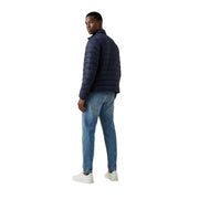 Marineblau gestepptes Polyester Calvin Klein Jeans Herren-Steppjacke mit Reißverschluss in Größe L, von hinten gesehen