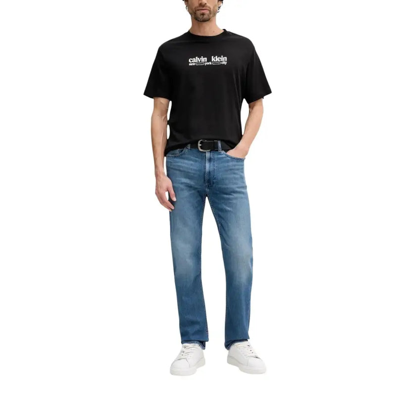 Schwarzer Baumwollstoff von Calvin Klein t-shirt mit weißem Logo-Schriftzug, kombiniert mit blauen Baumwolljeans mit Reißverschlusstasche für Herren