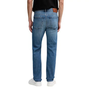 Rückansicht einer Calvin Klein Herrenjeans aus blauem Baumwoll-Denim mit geradem Bein und braunem Leder-Markenpatch.