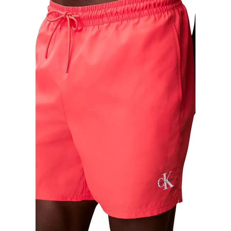 Calvin Klein Jeans Korallenfarbene Herren-Badeshorts aus Polyester mit Kordelzugbund und gesticktem CK-Logo am rechten Bein