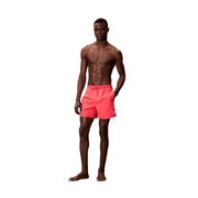 Calvin Klein Jeans Korallenfarbene Herren-Badeshorts aus Polyester mit dezentem Logo am linken Bein