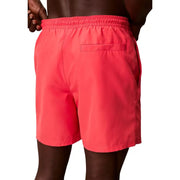 Calvin Klein Jeans Herren-Badeshorts in Korallenrot aus Polyester mit elastischem Bund und einer einzelnen Gesäßtasche, von hinten gesehen