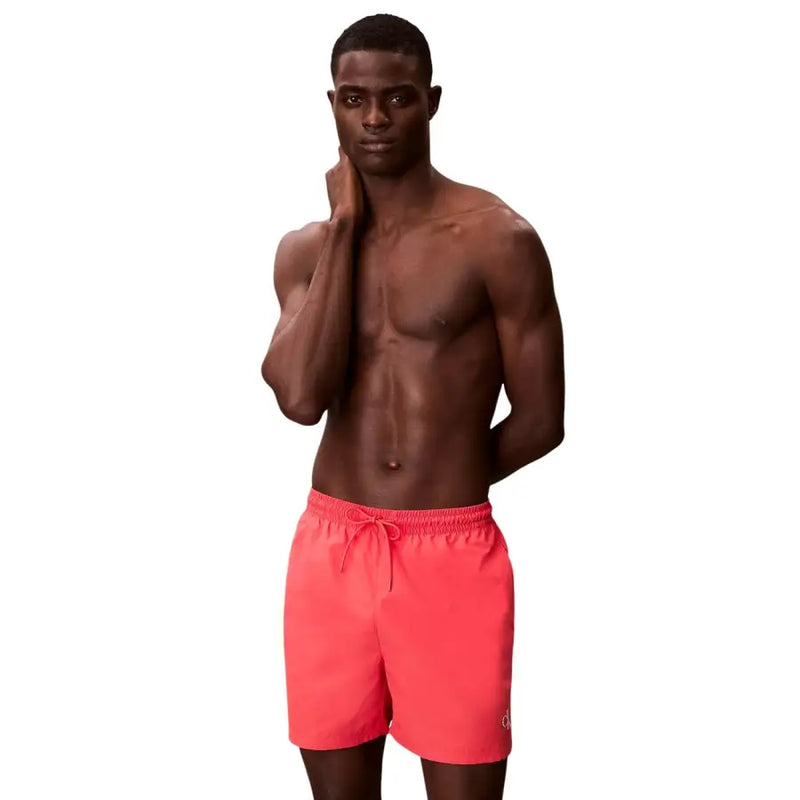 Leuchtend korallenfarbene Badeshorts aus Polyester für Herren von Calvin Klein Jeans mit Kordelzugbund und Logo-Detail