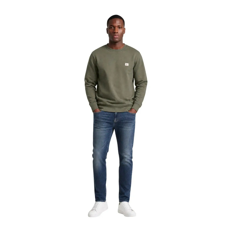 Calvin Klein Jeans Grünes Herren-Sweatshirt aus Baumwolle mit Rundhalsausschnitt und kleinem weißen Logo-Aufnäher auf der linken Brust