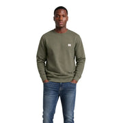 Calvin Klein Jeans Grünes Herren-Sweatshirt aus Baumwolle mit Rundhalsausschnitt und kleinem weißen Logo-Aufnäher auf der linken Brust