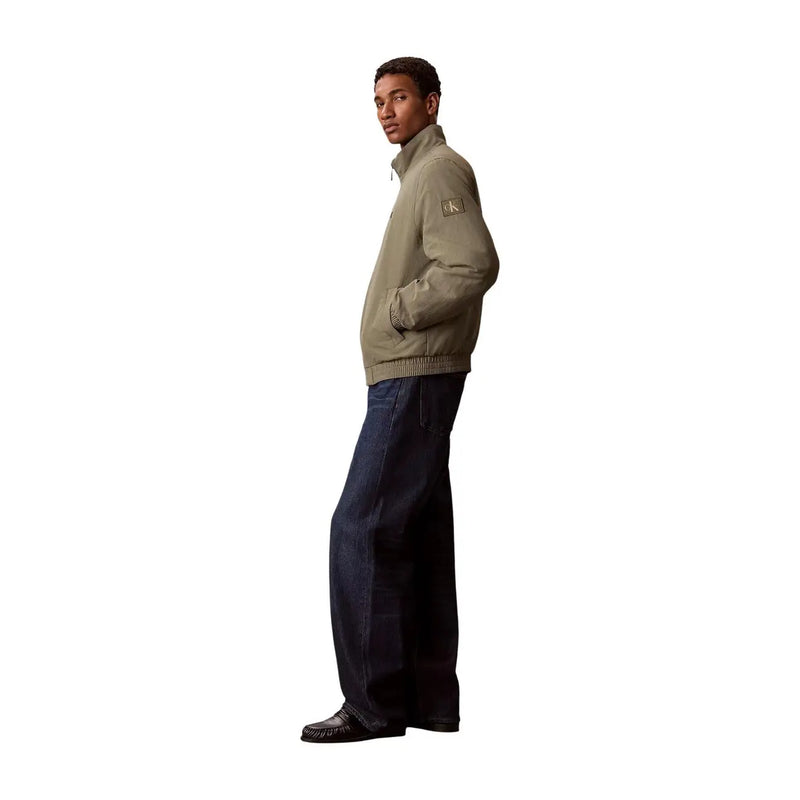 Calvin Klein Jeans Grüner Nylonblazer mit Rollkragen für Herren und khakifarbene Bomberjacke mit Reißverschluss, geripptem Saum und Bündchen.