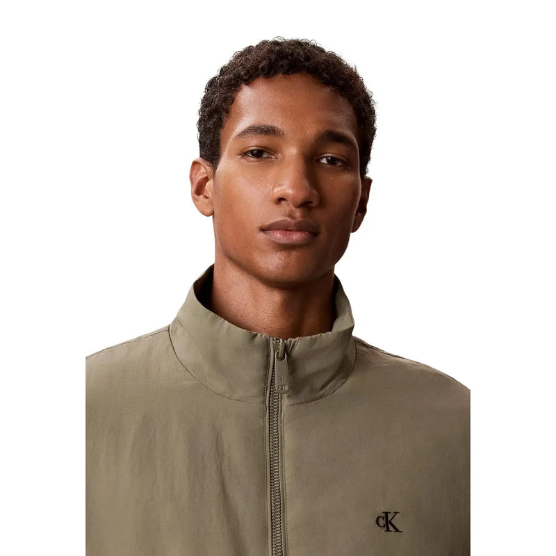 Calvin Klein Jeans Grüner Herren-Nylonblazer mit olivgrüner Reißverschlussjacke und gesticktem Logo auf der Brust