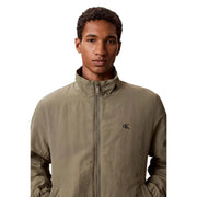 Calvin Klein Jeans Herren grüner Nylonblazer mit dezenter, strukturierter, olivgrüner Reißverschlussjacke und gesticktem Logo