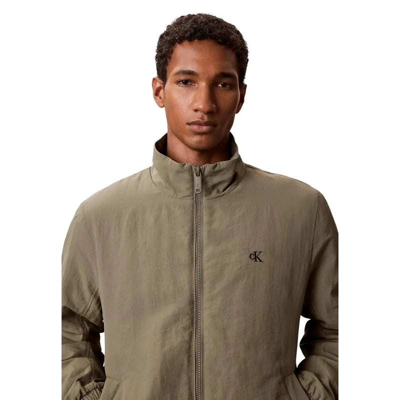 Calvin Klein Jeans Herren grüner Nylonblazer mit dezenter, strukturierter, olivgrüner Reißverschlussjacke und gesticktem Logo