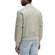 Calvin Klein Jeans Grüner Herrenblazer aus Polyamid mit Reißverschluss, hellbeigefarbenem Rippkragen im Bomberjackenstil und Reißverschlusstasche am Ärmel.