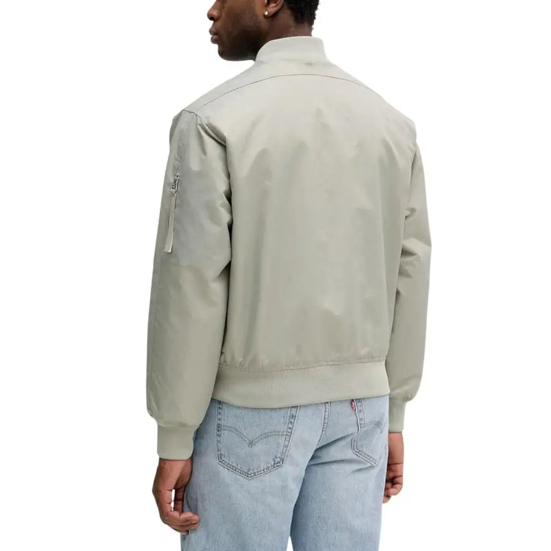 Calvin Klein Jeans Grüner Herrenblazer aus Polyamid mit Reißverschluss, hellbeigefarbenem Rippkragen im Bomberjackenstil und Reißverschlusstasche am Ärmel.