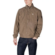 Braun Calvin Klein Jacke mit dezentem Glanz und kleinem weißen Logo auf der Brust im langen Polyamid-Blazer-Stil mit Reißverschluss.