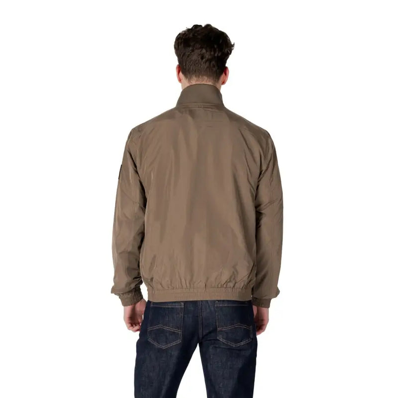 Hellbraune, leichte Bomberjacke mit hohem Kragen und elastischen Bündchen aus Polyamid aus der Calvin Klein Jeans Herrenkollektion.