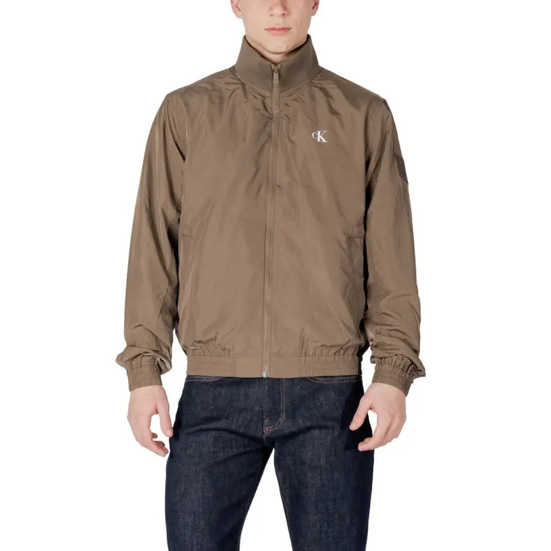Calvin Klein Jeans Herren hellbraune Polyamid-Jacke mit Reißverschluss, dezentem Brustlogo und elastischen Bündchen