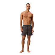 Calvin Klein Jeans graue Herren-Badeshorts aus Polyester mit dunkelgrauem Rumpf und hellgrünem elastischem Bund mit Logo