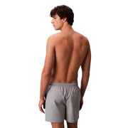 Calvin Klein Jeans Graue Herren-Badeshorts aus Polyester mit elastischem Bund und Seitentasche, Größe M