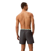 Calvin Klein Jeans graue Herren-Badeshorts aus Polyester mit dunkelgrauem Stoff und hellgrünem Bund mit Logo