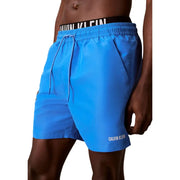 Calvin Klein Jeans Herren-Badeshorts aus mittelgrauem Polyester mit leuchtend blauen Badehosen und schwarzen Bunddetails