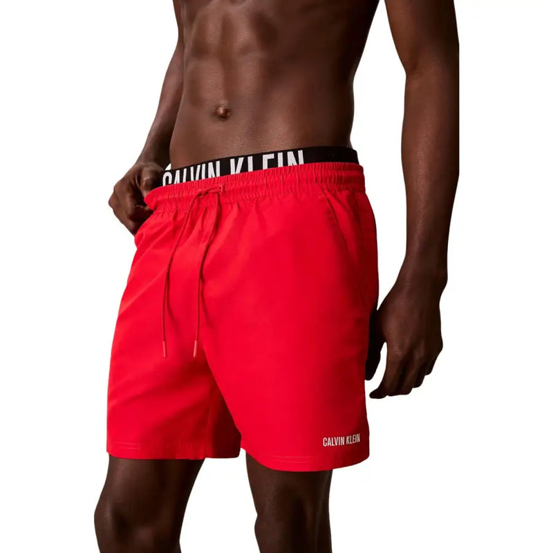 Calvin Klein Leuchtend rote Badehose aus Polyester mit schwarzem Bund und weißem Markenlogo für Herren, Größe M