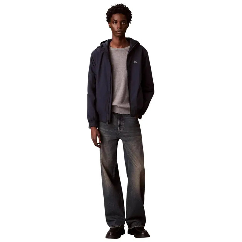 Calvin Klein Jeans Herren-Kapuzenjacke aus marineblauem Polyester mit dezentem weißen Logo auf der linken Brustseite