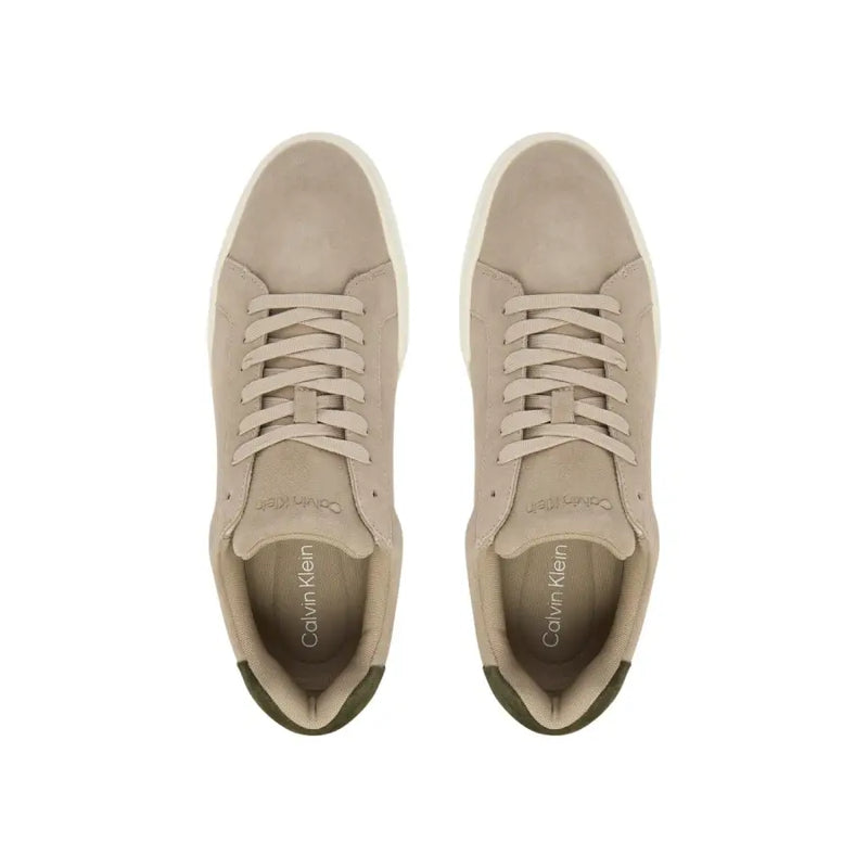 Calvin Klein Jeans Herren-Sneaker aus beigefarbenem Wildleder mit weißen Gummisohlen und olivgrünen Fersenakzenten
