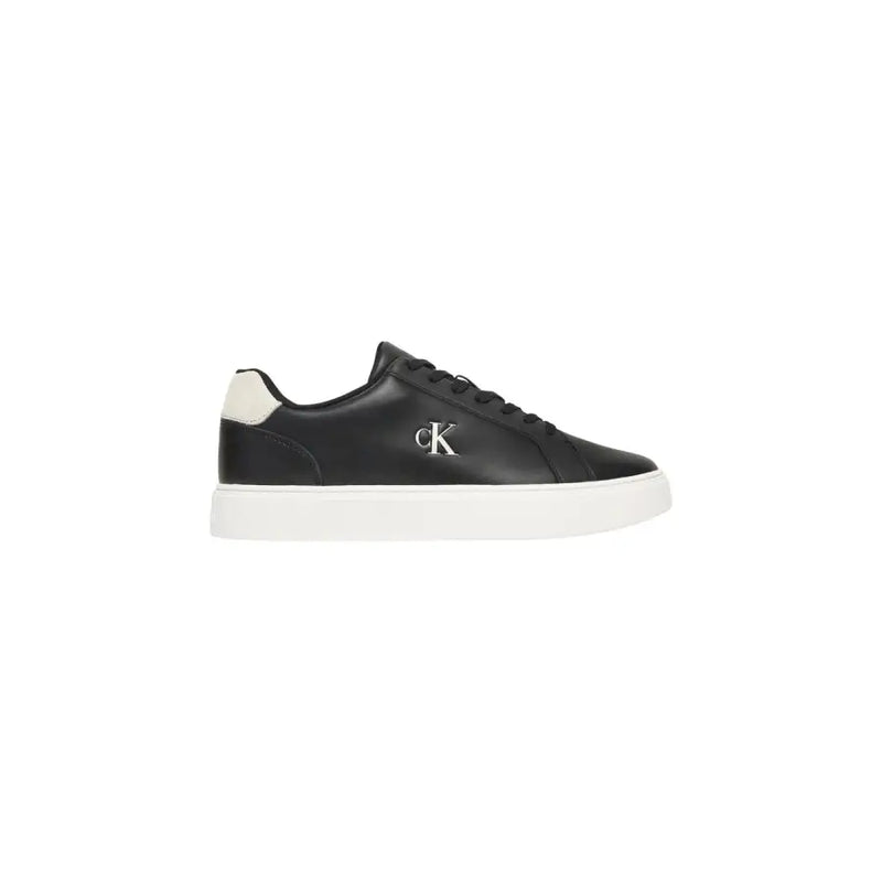 Calvin Klein Jeans Herren-Ledersneaker, schwarz, niedrigtop mit weißer Sohle, cremefarbener Fersenlasche und silbernem CK-Logo an der Seite