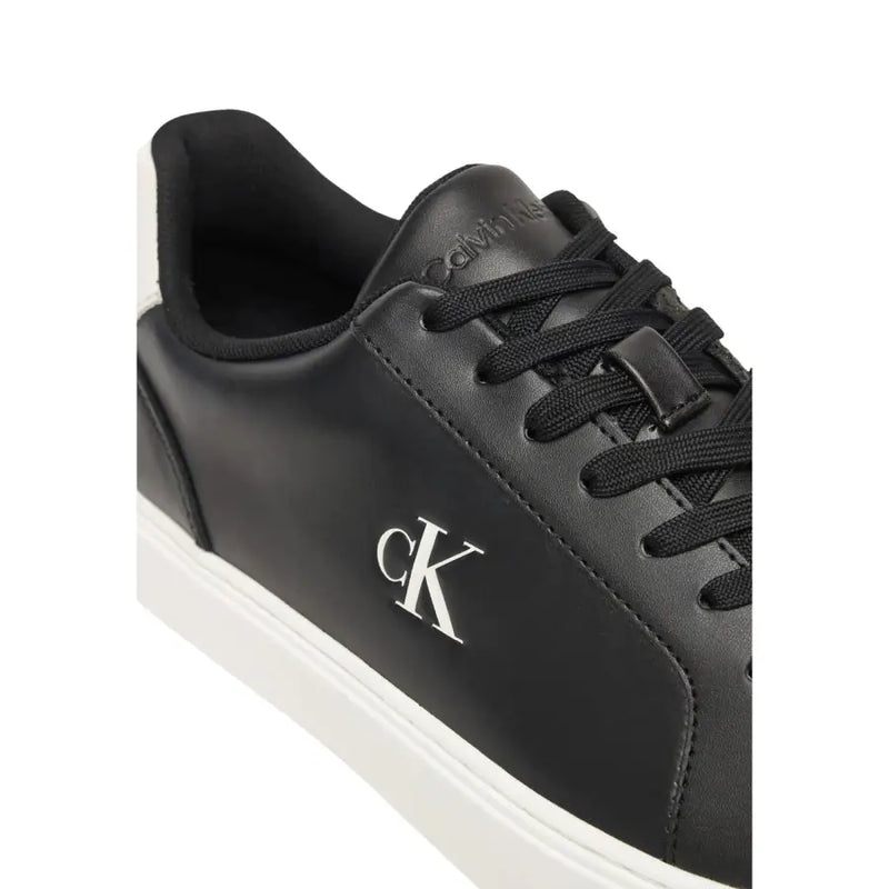 Calvin Klein Jeans Herren-Sneaker aus Leder, schwarz mit weißem Logo und kontrastierender weißer Sohle, Stil YM0YM01435
