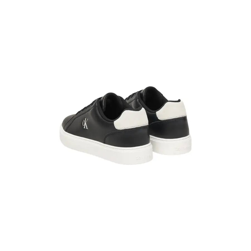 Calvin Klein Jeans Schwarze Herren-Sneaker aus Leder mit schwarzen Schnürsenkeln und kontrastierender Gummisohle (niedrig geschnitten).top Design