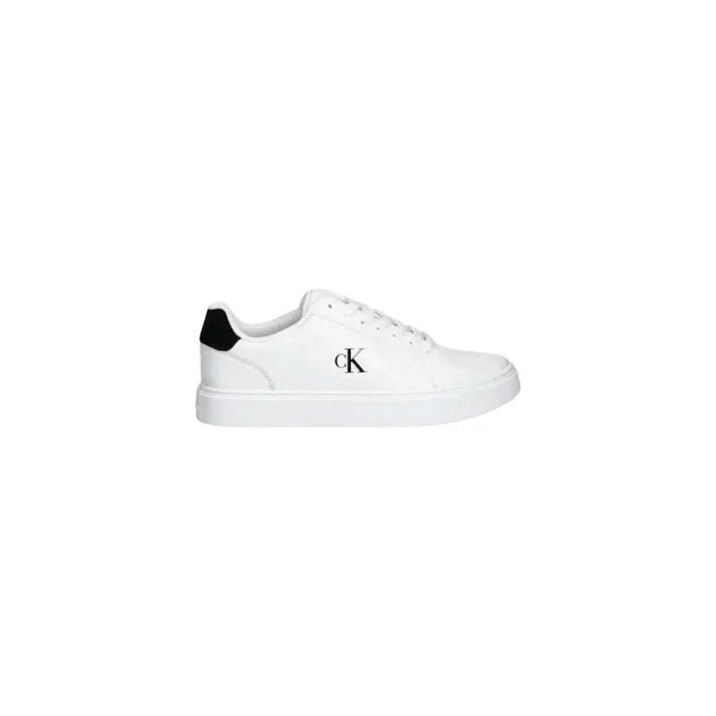 Weiße Calvin Klein Jeans Herren-Ledersneaker mit schwarzem Logo und Fersenlasche sowie schwarzen Schnürsenkeln ym0ym01435