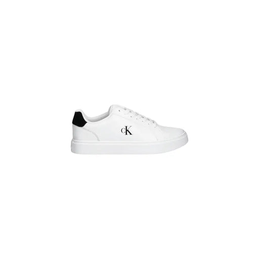White calvin klein jeans men leather sneaker with black logo and heel tab featuring black laces ym0ym01435