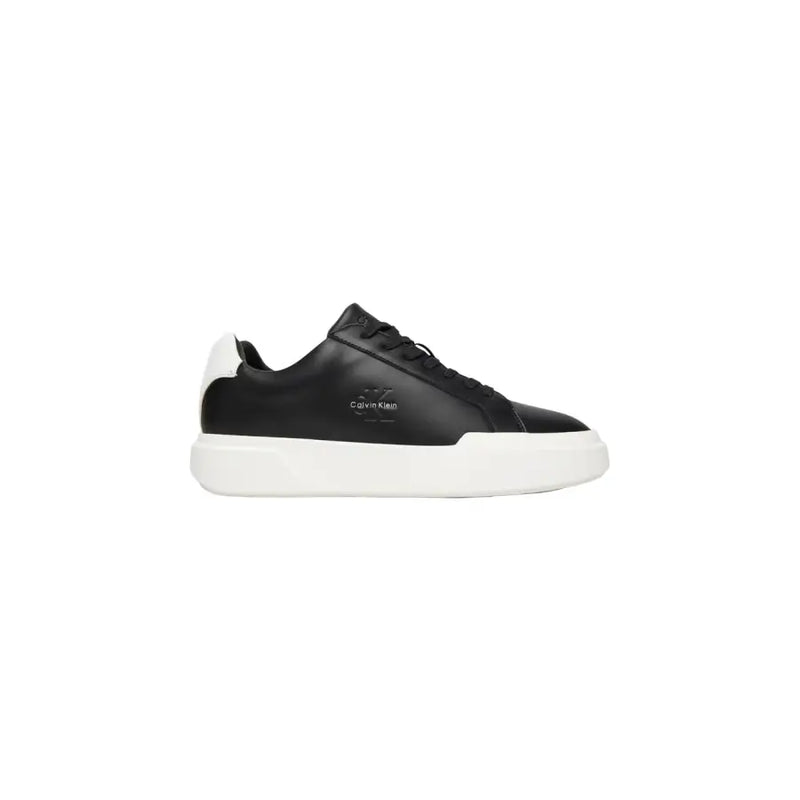 Calvin Klein Jeans Schwarze Herren-Sneaker aus Leder mit weißer Gummisohle und Fersenlasche aus schwarzem Leder