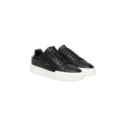 Calvin Klein Jeans Schwarze Herren-Sneaker aus Leder mit weißer Gummisohle und kontrastierender weißer Fersenlasche, von der Rückseite gesehen
