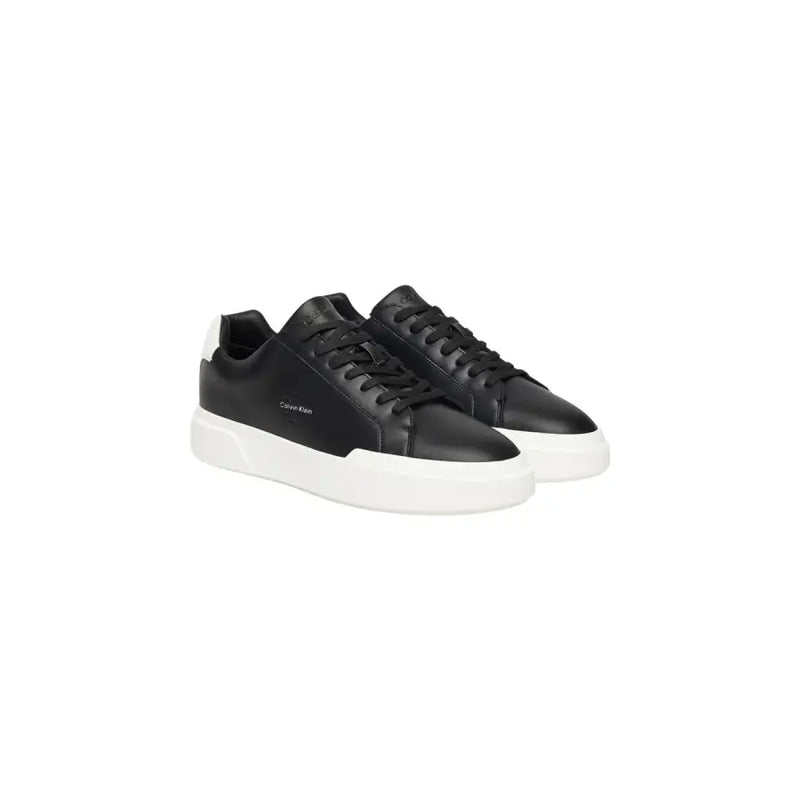 Calvin Klein Jeans Schwarze Herren-Sneaker aus Leder mit weißer Gummisohle und kontrastierender weißer Fersenlasche, von der Rückseite gesehen