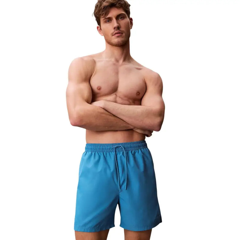 Calvin Klein Jeans Herren-Badeshorts aus hellblauem Polyester mit leuchtend blauer Badehose und Kordelzugbund