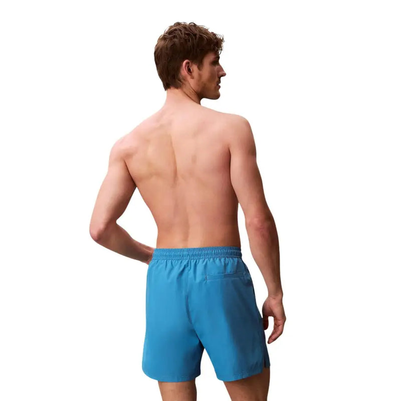 Calvin Klein Jeans Herren-Badeshorts aus hellblauem Polyester mit elastischem Bund und kleiner Seitentasche