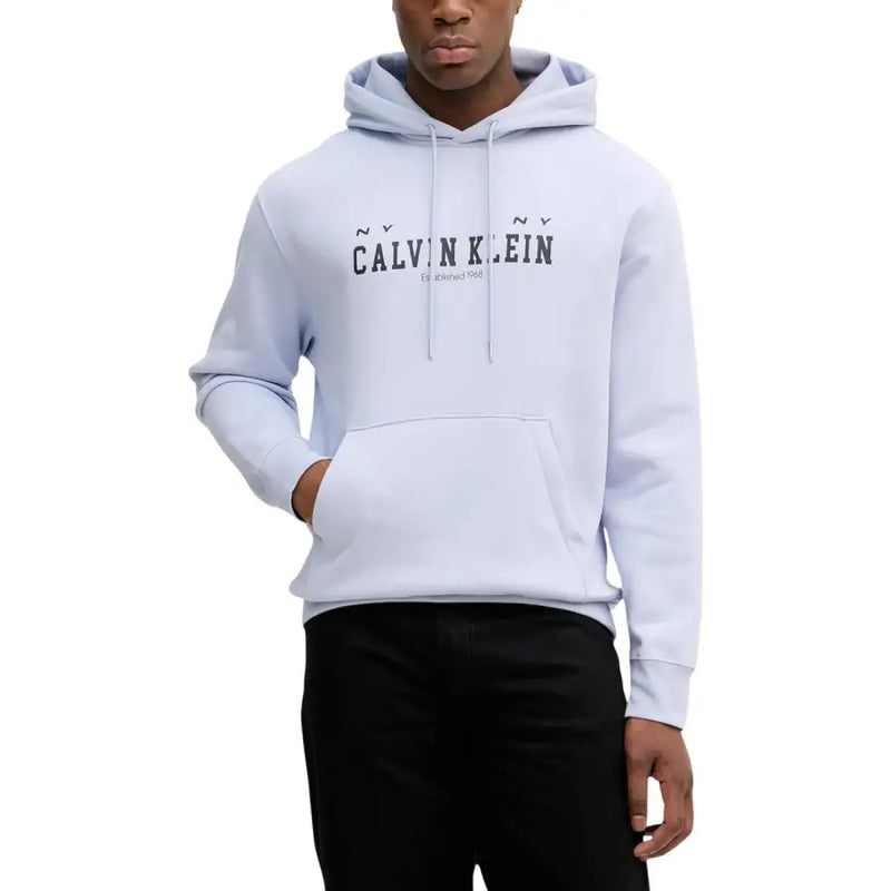 Calvin Klein Jeans Herren-Hoodie aus lila Baumwolle mit schwarzem Logo und passenden Kordelzügen für die Freizeit.
