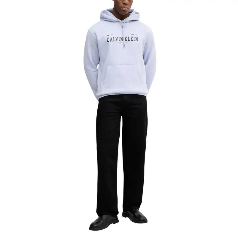 Hellblau Calvin Klein Jeans Herren-Hoodie aus lila Baumwolle mit schwarzer Schrift und Vordertasche im Kapuzenpullover-Stil