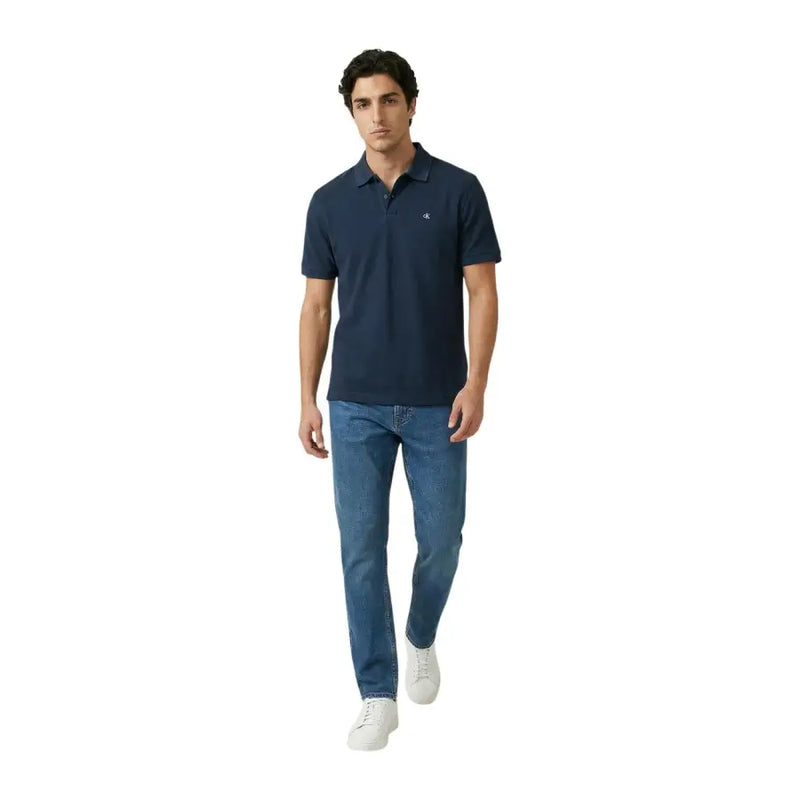 Marineblaues Kurzarm-Poloshirt aus Baumwolle von Calvin Klein Jeans mit kleinem, gesticktem Logo auf der linken Brust, Größe L