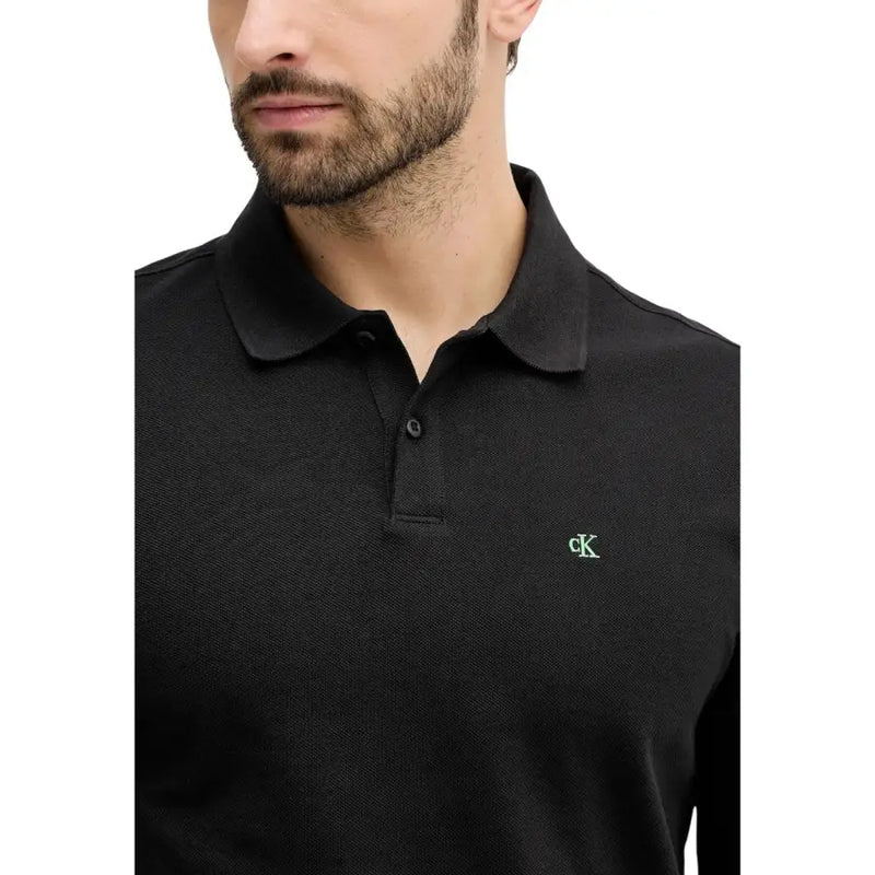 Calvin Klein Jeans Schwarzes Herren-Polohemd mit langen Ärmeln aus strukturierter Baumwolle und dezentem, grünem, gesticktem CK-Logo auf der Brust.