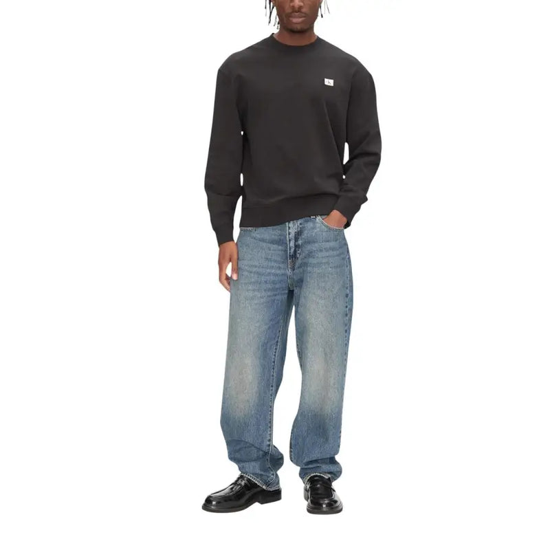 Calvin Klein Jeans Schwarzes Herren-Sweatshirt aus Baumwolle mit Rundhalsausschnitt, langen Ärmeln und kleinem weißen Logo auf der Brust.