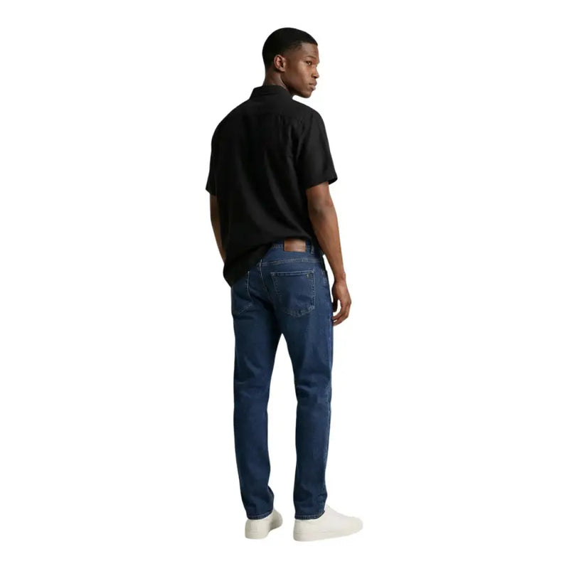 Dunkelblaue Jeans mit klassischem Fünf-Taschen-Design und verwaschener Optik. Calvin Klein Jeans Herrenhemd-Produkt