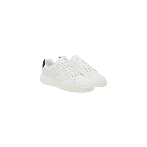 Calvin Klein Jeans Herren-Sneaker aus weißem Leder mit schwarzen Fersenlaschen im minimalistischen Herbst-Winter-Design