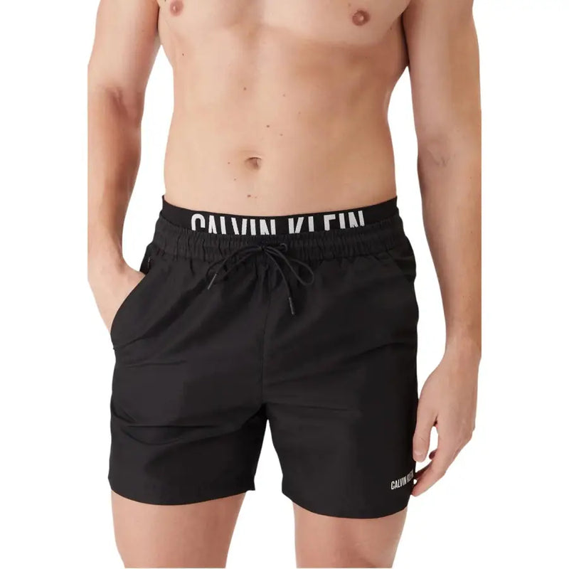 Schwarze Calvin Klein Badehose mit weißem Logo am Bund und an der Seite, aus Polyester, für Herren