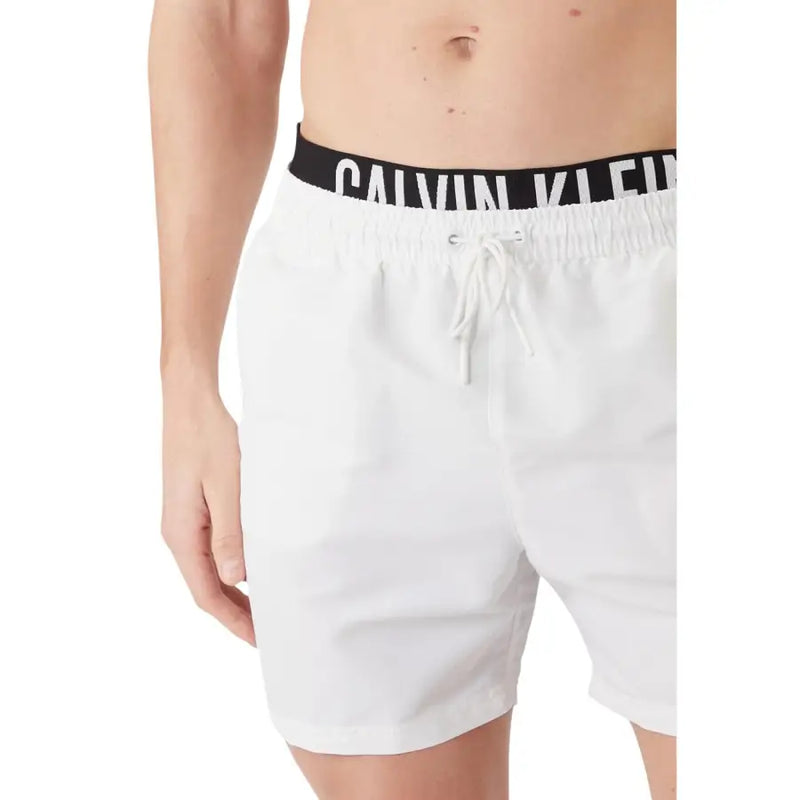 Calvin Klein Jeans Herren-Badehose aus weißem Polyester mit schwarzem Gummibund und weißem Logo-Schriftzug