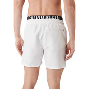 Calvin Klein Jeans Weiße Herren-Badehose aus Polyester mit schwarzem Gummibund und Logo-Schriftzug